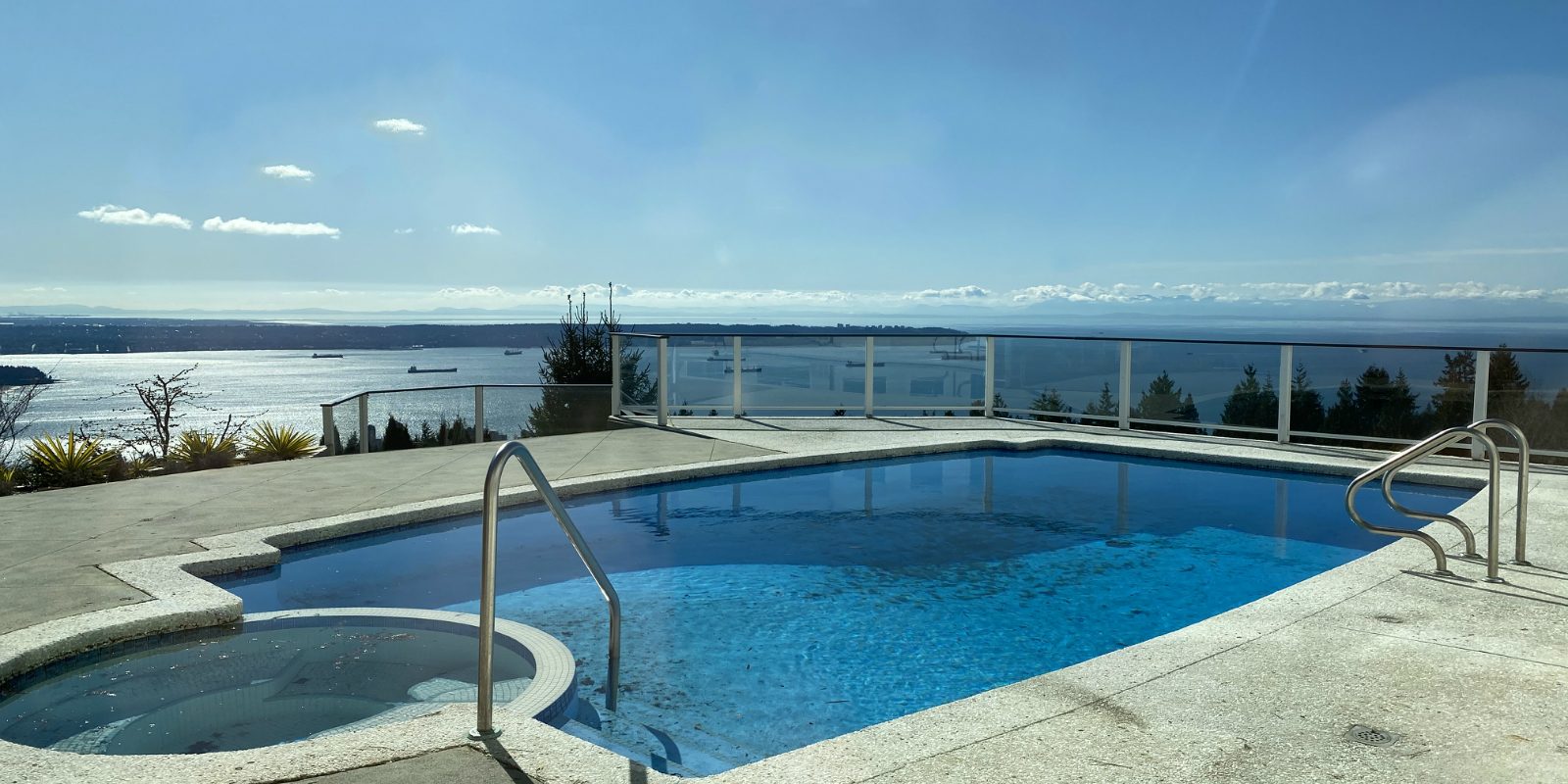 西温哥华全新装修360度全海景别墅，带大型户外游泳池