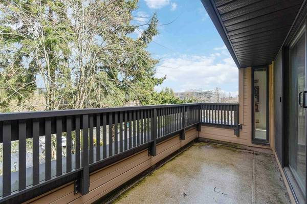 South Cambie Close to Langara Golf Course 3 bedroom two bath condo