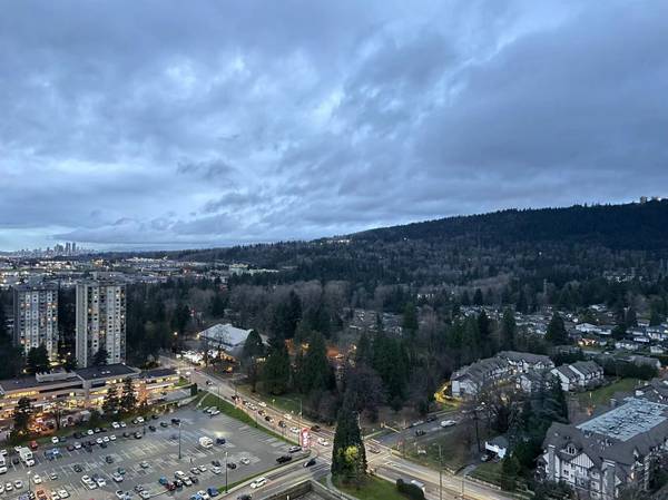 Lougheed Town Center南东角单位出租，可欣赏山景!