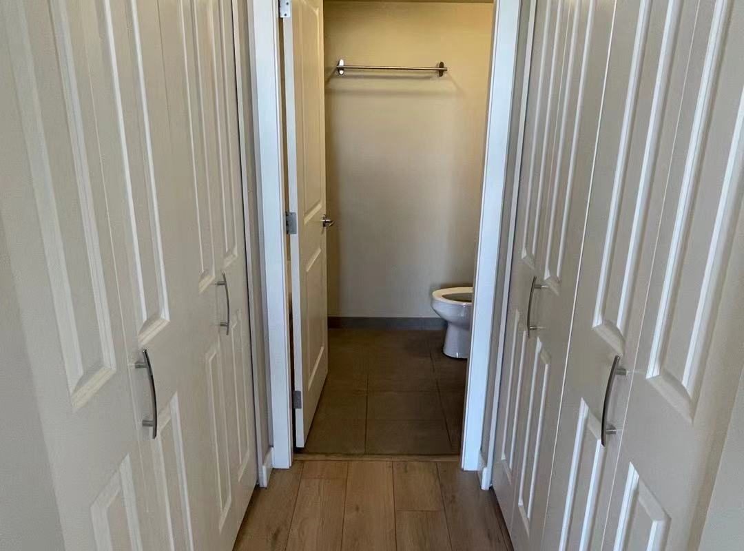 2房2卫933尺列治文中公寓出租