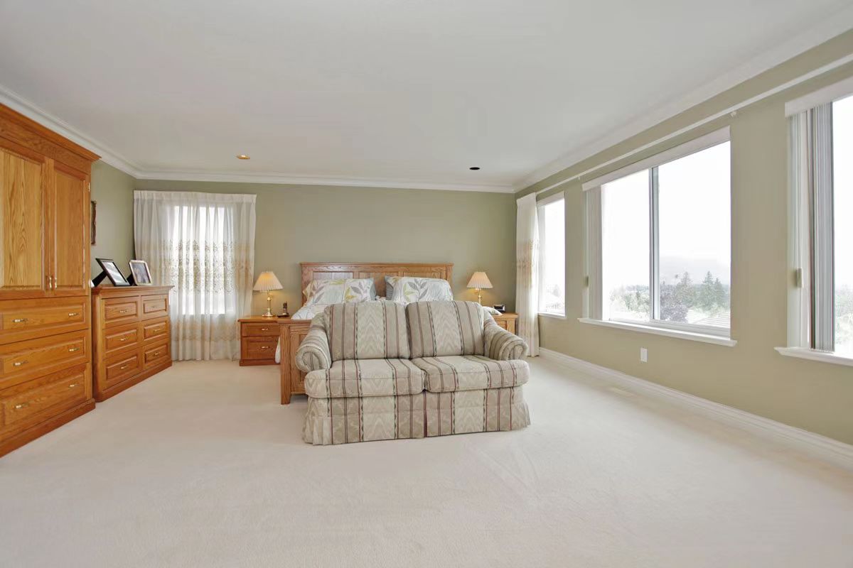 4房3卫3300尺素里独立屋出租