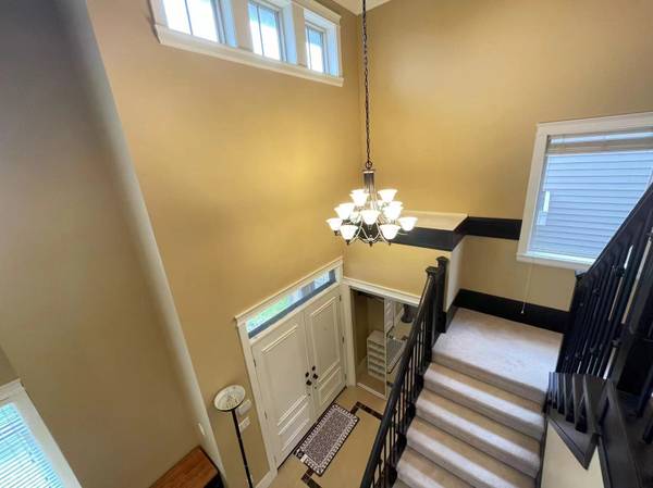 列治文Broadmoor区维护良好全家具住宅。