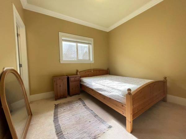 列治文Broadmoor区维护良好全家具住宅。