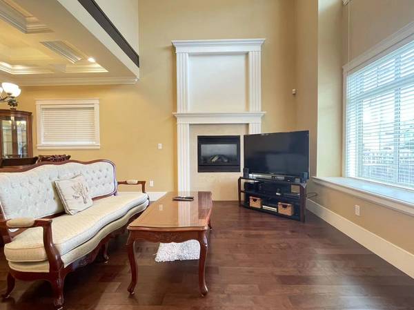 列治文Broadmoor区维护良好全家具住宅。