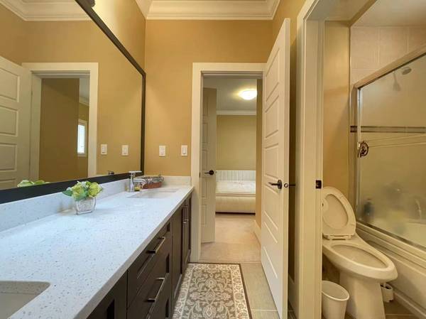 列治文Broadmoor区维护良好全家具住宅。