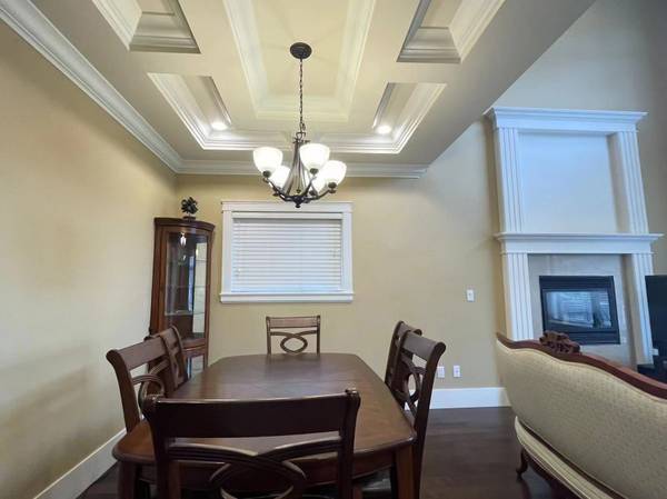 列治文Broadmoor区维护良好全家具住宅。