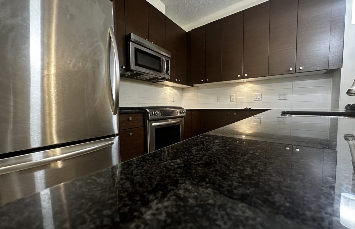 列治文近Richmond Center 一室一卫出租