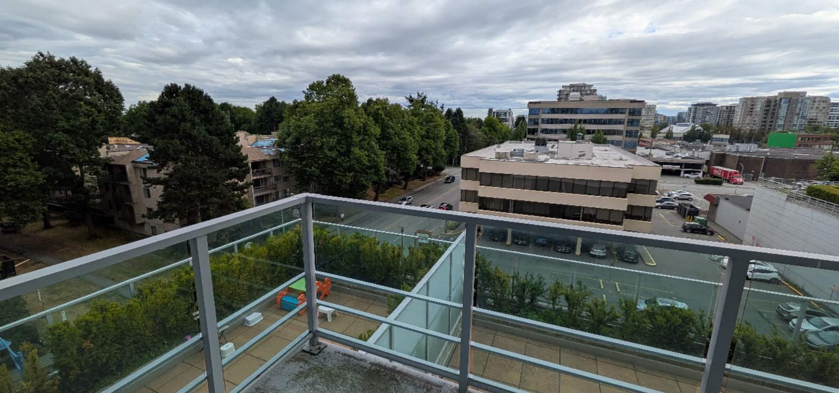 列治文Lansdowne附近2室2卫公寓出租