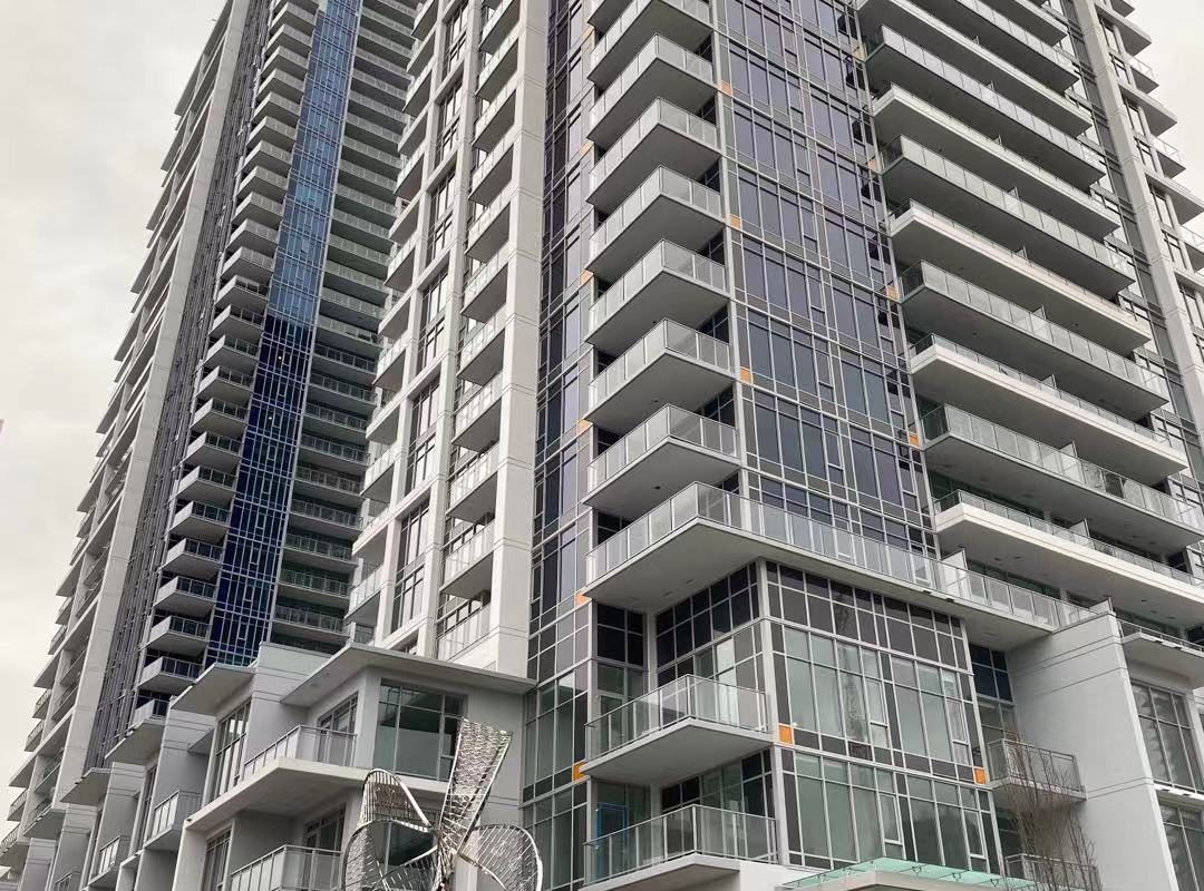 靠近 Brentwood Mall 西南向阳光 2房2卫高层公寓