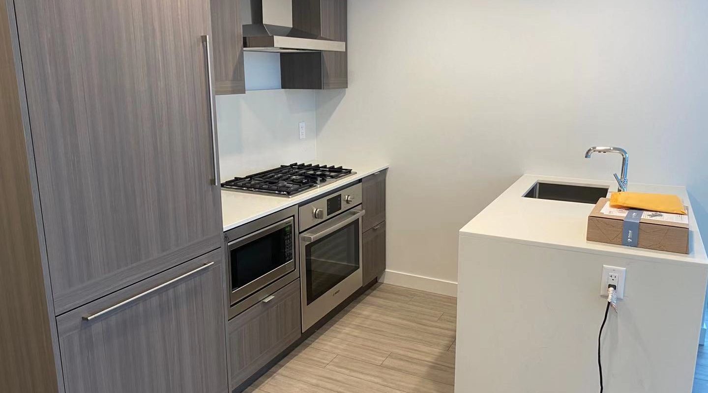 靠近 Brentwood Mall 西南向阳光 2房2卫高层公寓