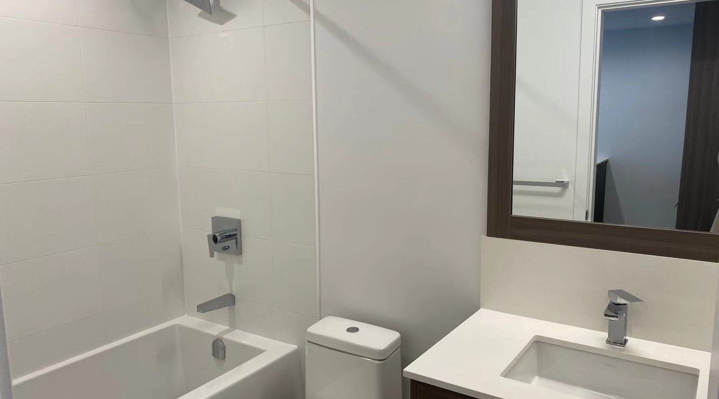 靠近 Brentwood Mall 西南向阳光 2房2卫高层公寓