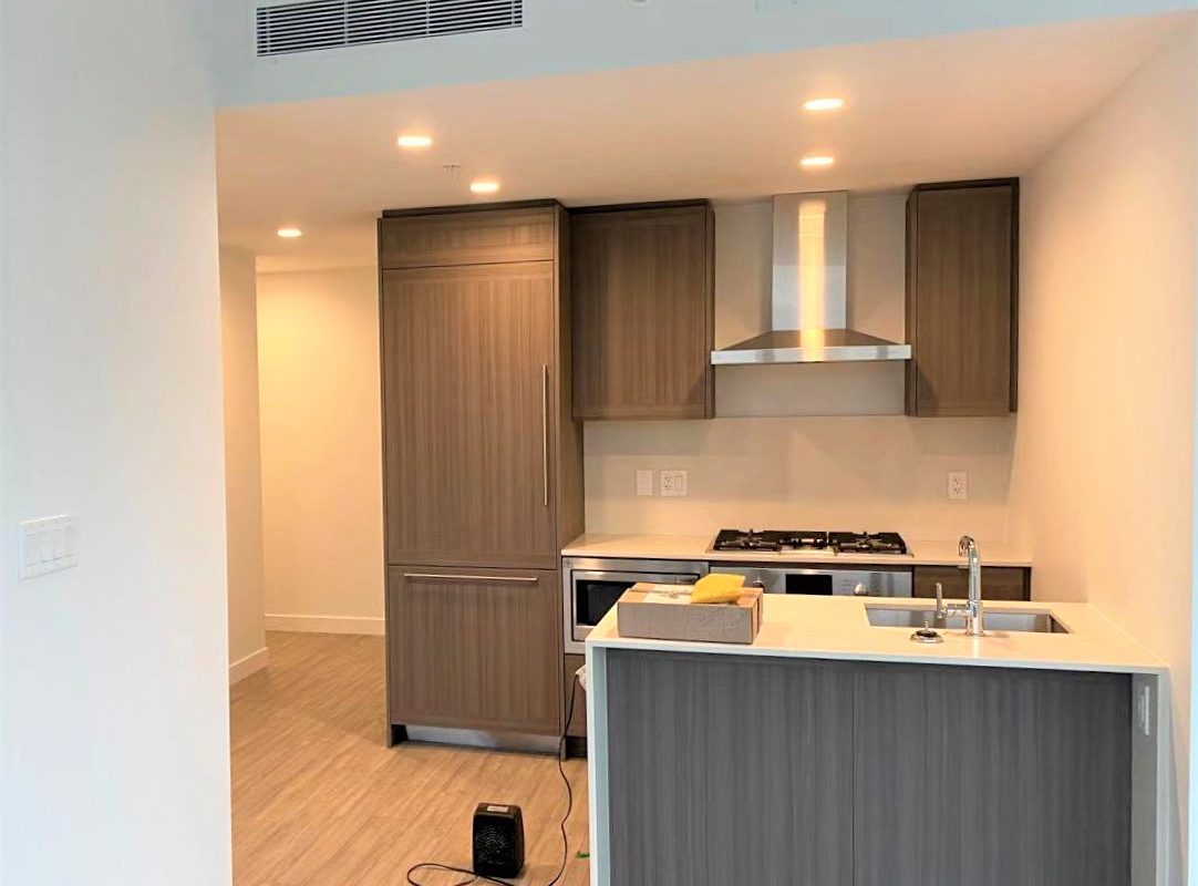 靠近 Brentwood Mall 西南向阳光 2房2卫高层公寓