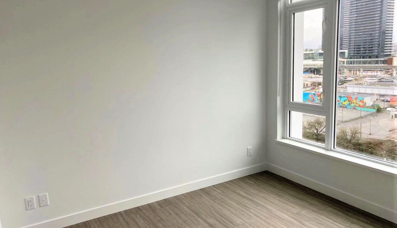 靠近 Brentwood Mall 西南向阳光 2房2卫高层公寓