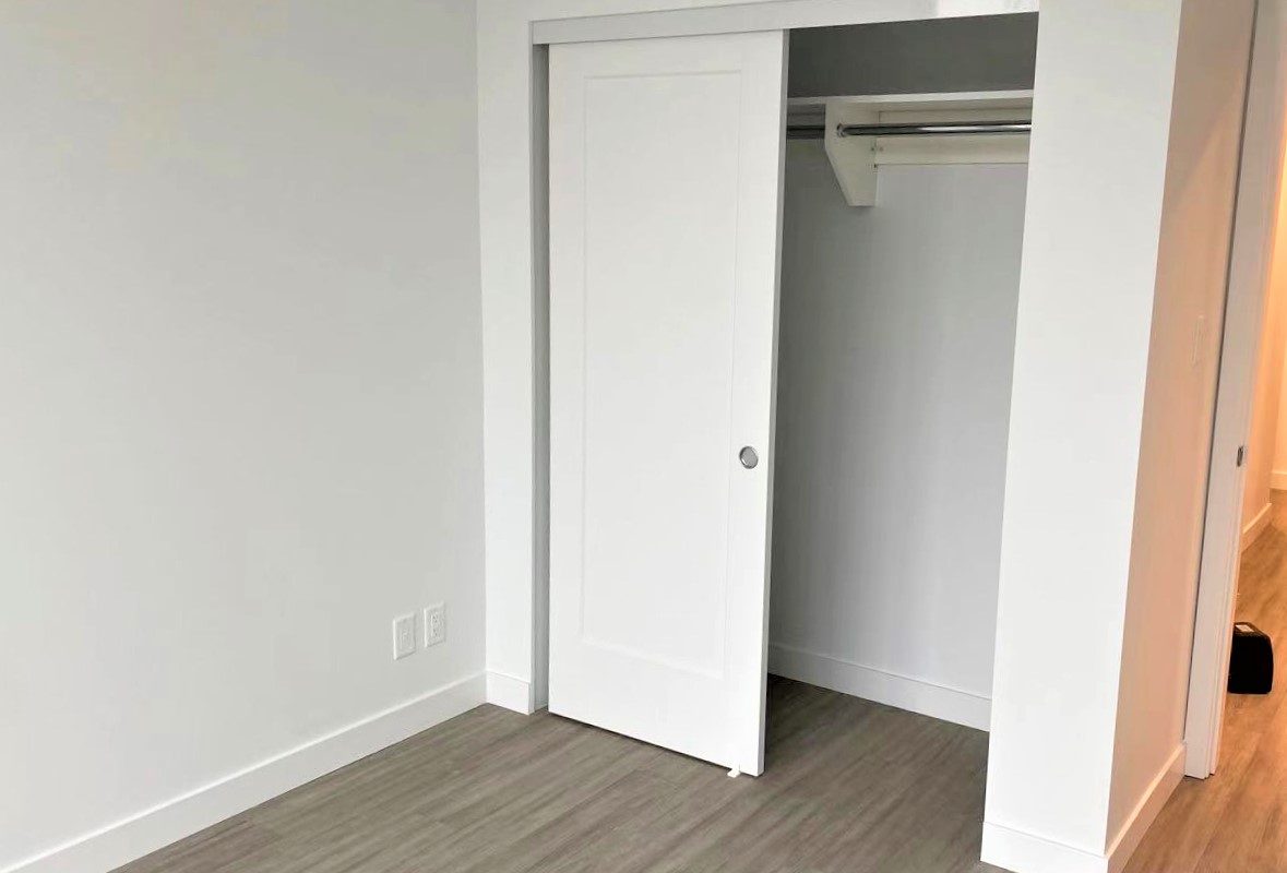 靠近 Brentwood Mall 西南向阳光 2房2卫高层公寓